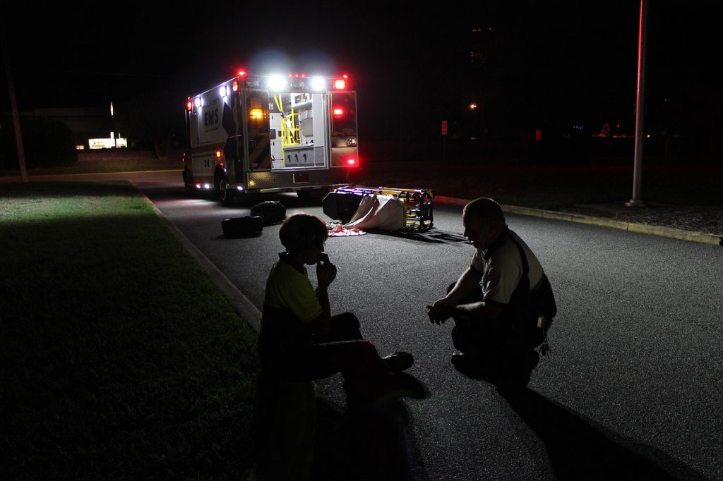 Ambulancier en intervention nocturne