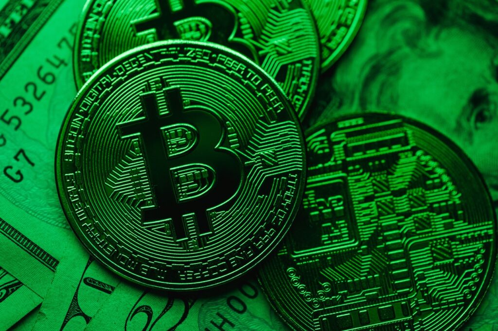 bitcoins sur fond vert 